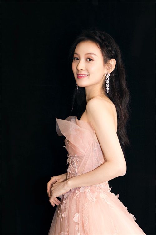 王西薄纱礼服清新亮相金鹤奖 荣获"最佳新人奖"|王