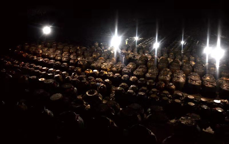 百家媒体走进龟仙洞 探秘天然溶洞中酱酒的秘密