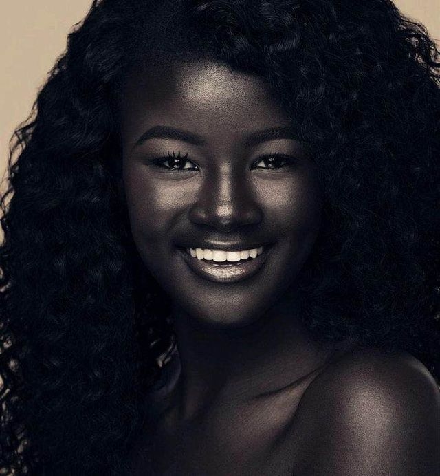 女子拥有世界最黑的吉尼斯纪录她黑如碳却爱慕者无数