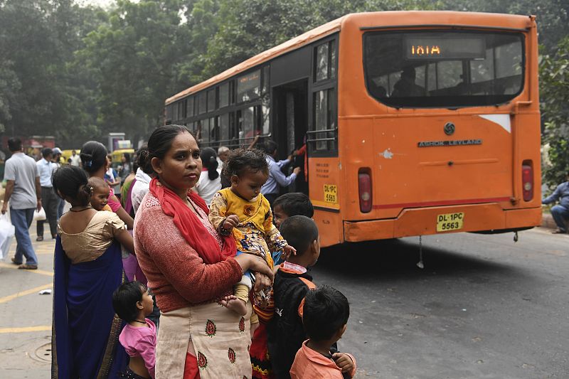 印度新德里为保护女性安全 提供免费公交服务 大量妇女抱娃出行