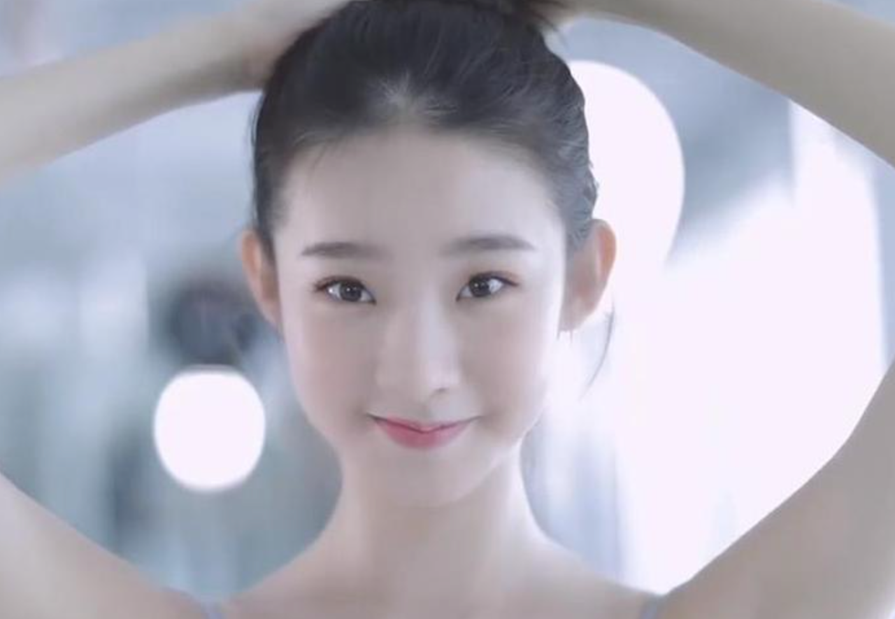 女配:易烊千玺师妹清纯,谋女郎认不出,而她太抢眼|少年的你|张艺凡|谋