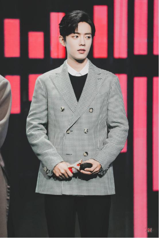 肖战现身发布会,一身黑白格系西装绅士优雅,能这么红是有道理的