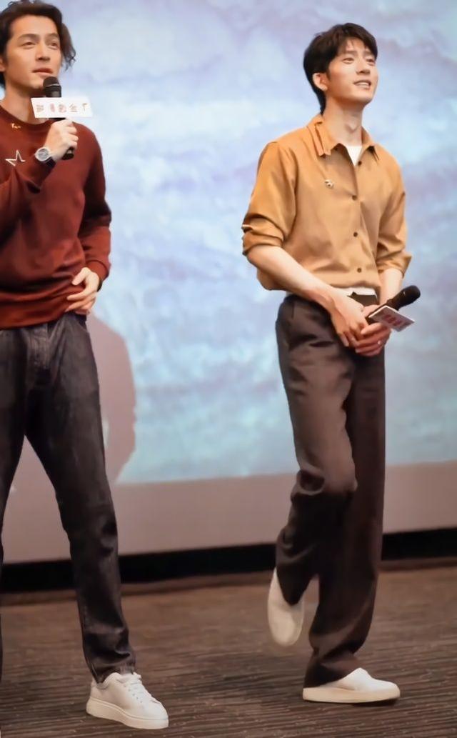 胡歌井柏然同框,183的腿比185的还长,只因他穿的是衬衫