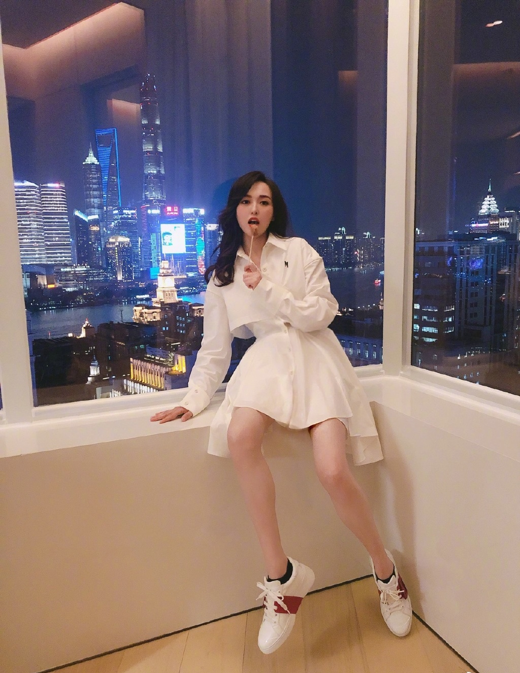 唐嫣晒照秀美腿,准妈妈不显孕肚状态佳,女明