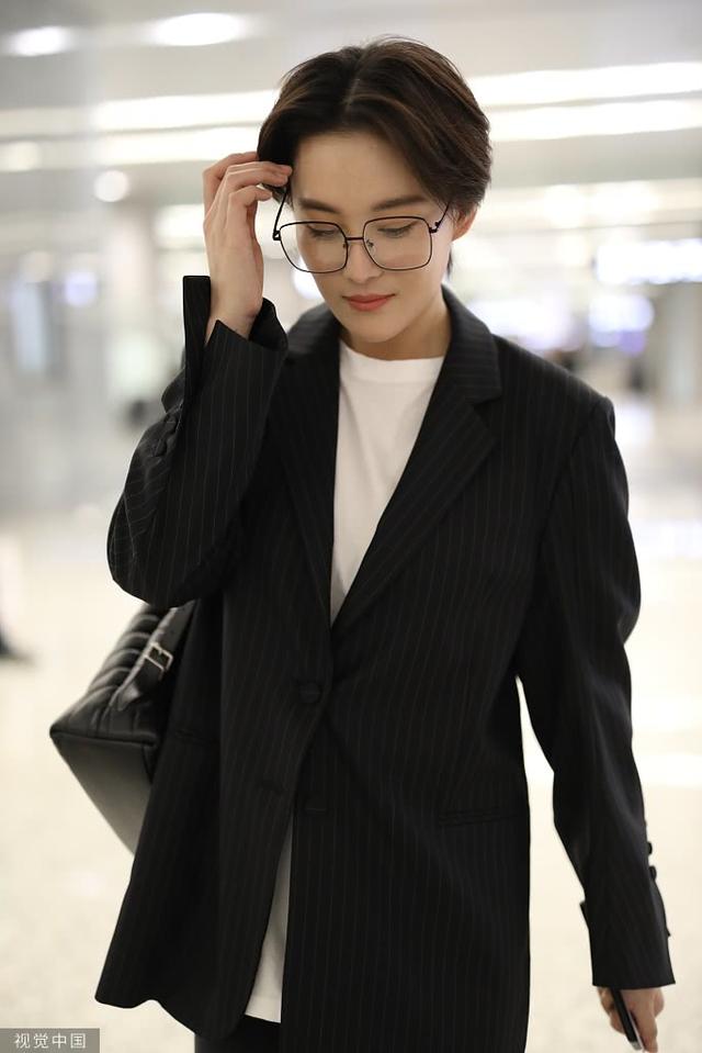 张馨予穿条纹西装a爆全场中分短发配方框眼镜秒变帅小伙