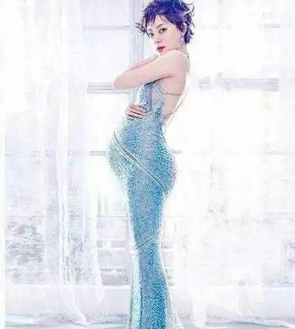 唐嫣晒照秀美腿,准妈妈不显孕肚状态佳,女明