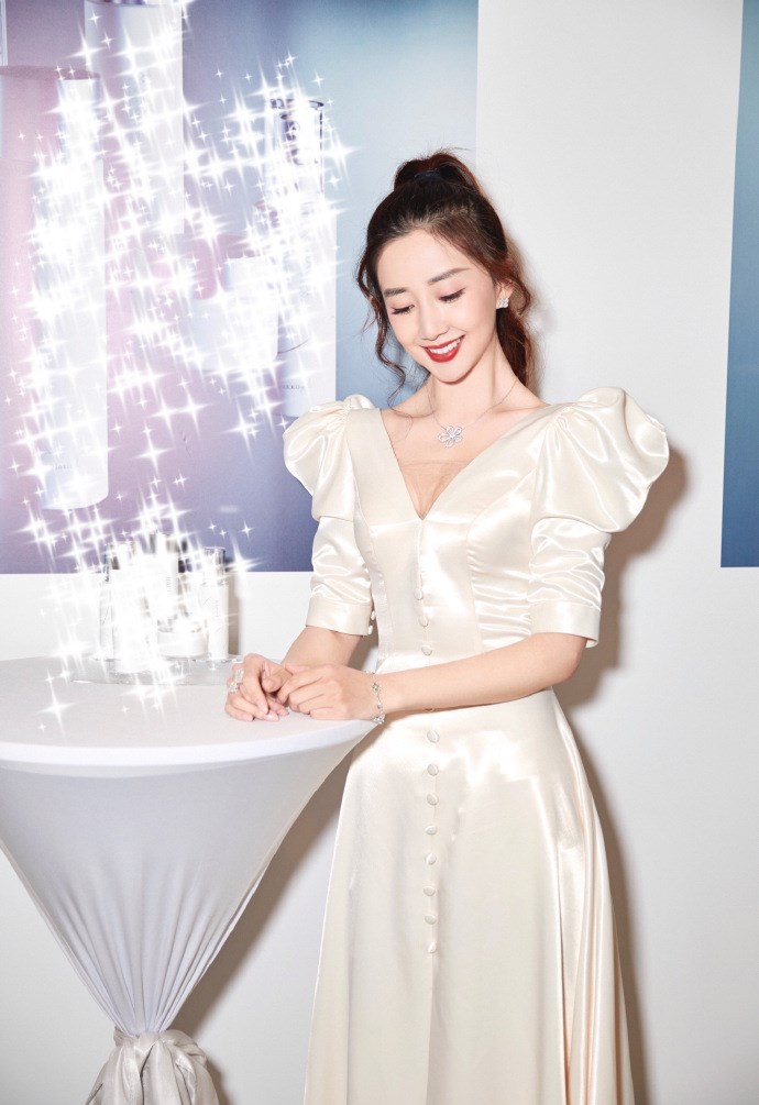 陈欣予一袭白色泡泡袖连衣裙美成万人迷傲娇好身材让人羡慕