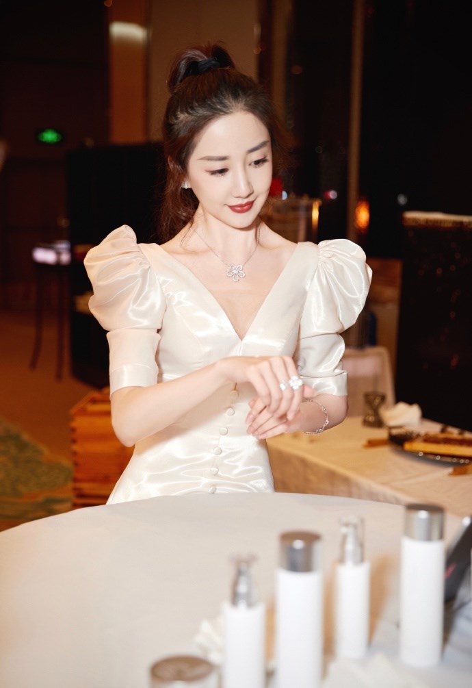 陈欣予一袭白色泡泡袖连衣裙美成万人迷傲娇好身材让人羡慕