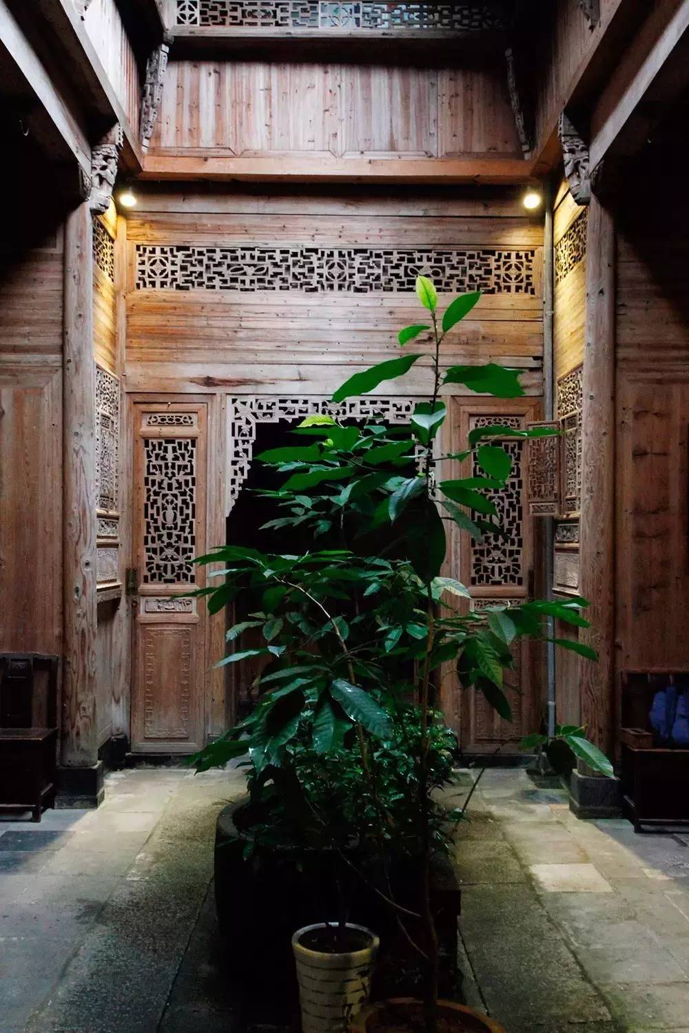 ▼天井之下的徽派木雕,被完美地保留和修缮了起来,修旧如旧,极具古朴