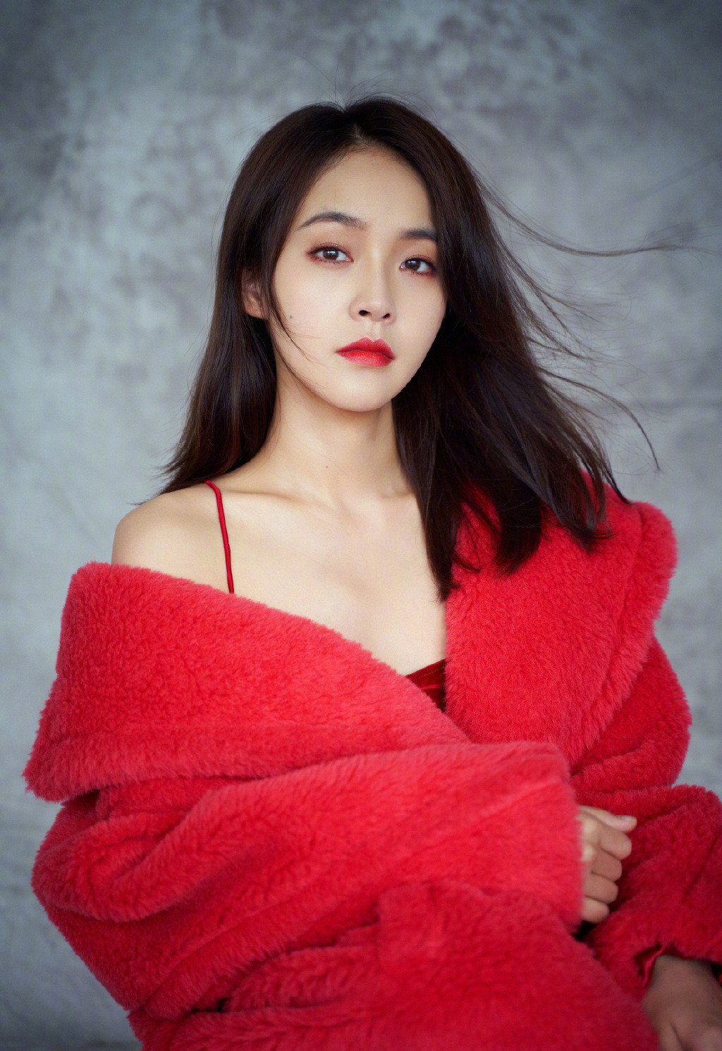 张佳宁晒私服写真,穿红色泰迪熊大衣配吊带裙,坐浴缸旁明艳性感