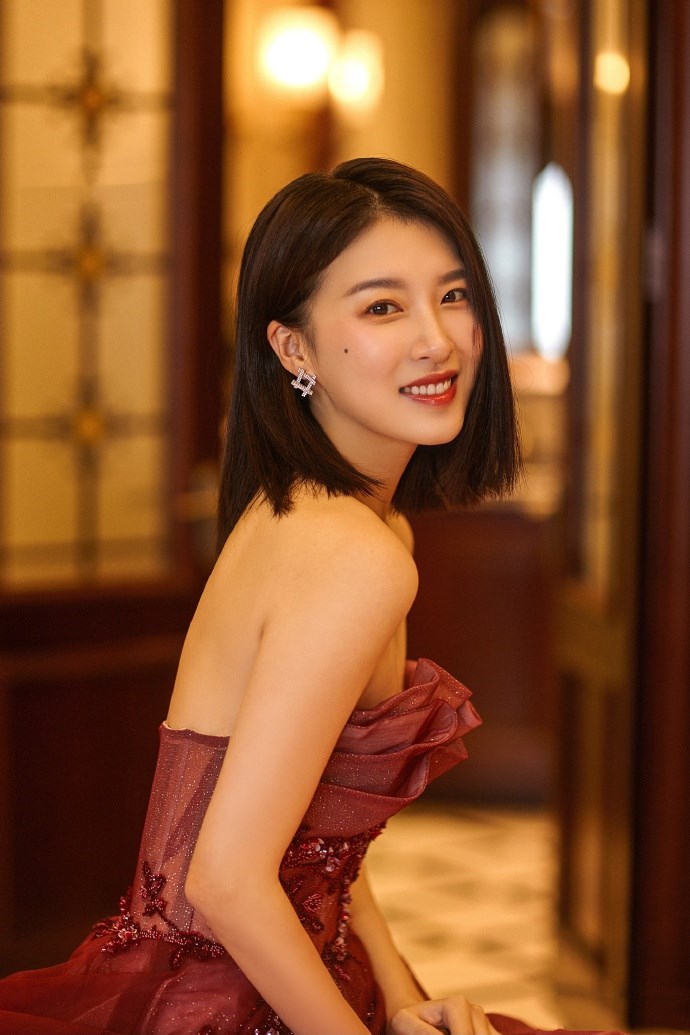 杜雨宸的这一袭抹胸花朵裙好惊艳撩起裙摆那一刻被撩到