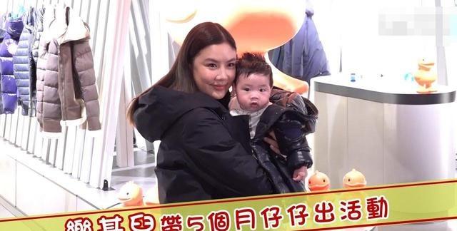 乐基儿让儿子出镜赚奶粉钱,半岁大眼萌娃表现力超强