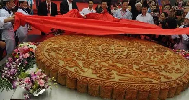 世界上最大的月饼直径有8米重达13吨可以同时供11万人食用