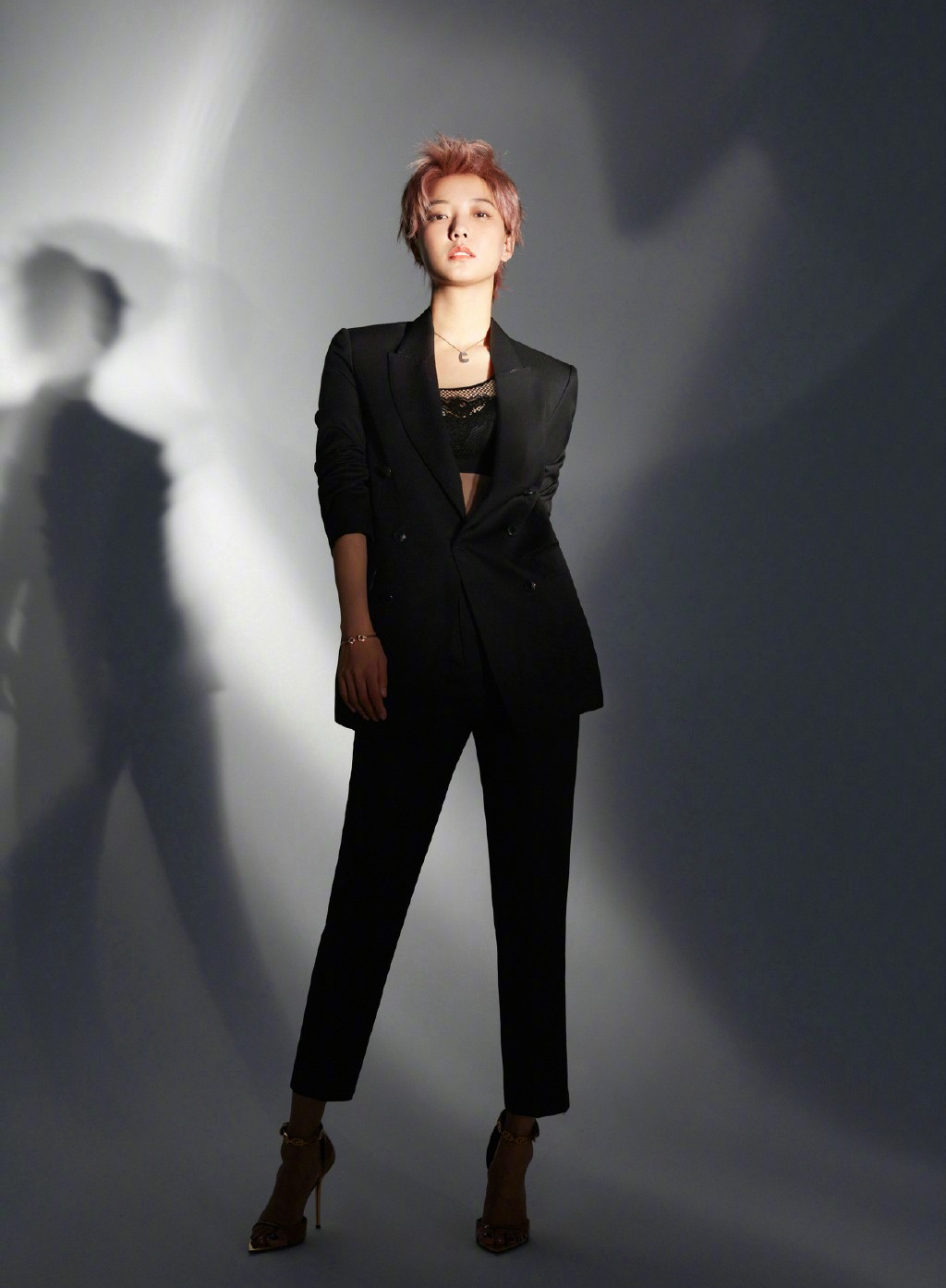 王珞丹这次写真照被曝光后,马上招来一波热议,这位80后的女星,已经30