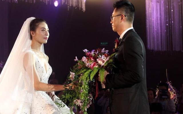 比如薛明曾经透露:袁灵犀作为助理教练,在给运动员按摩的时候,就会