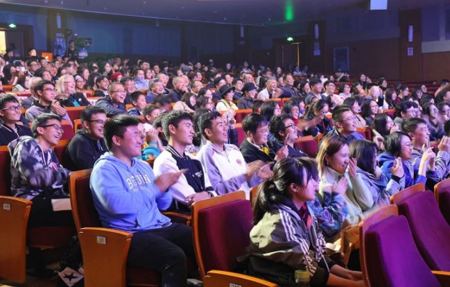 而这些观众席一般都是留给工作人员的,毕竟现场录制节目非常辛苦,一站