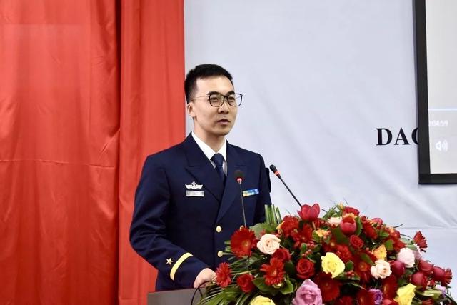 中国海军授予信阳高中"海军招飞优质生源基地"荣誉称号