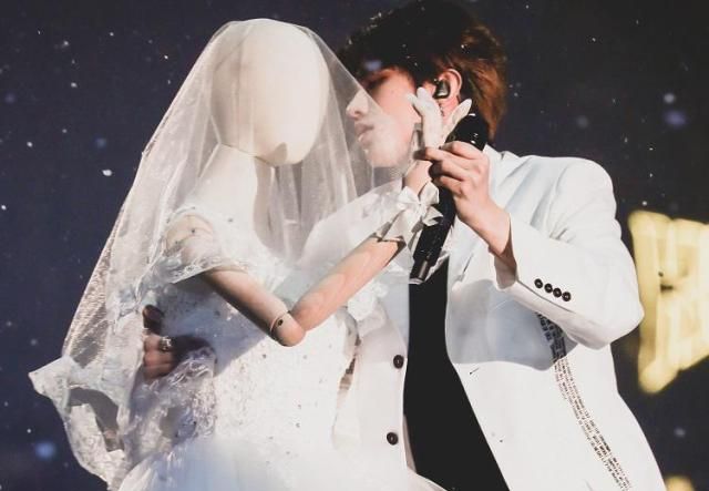 21岁的蔡徐坤厉害了新娘人偶舞台火到日本这太浪漫了