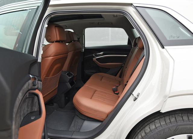 奥迪首款纯电SUV发布，能否继特斯拉后，成为划时代的第二标杆？