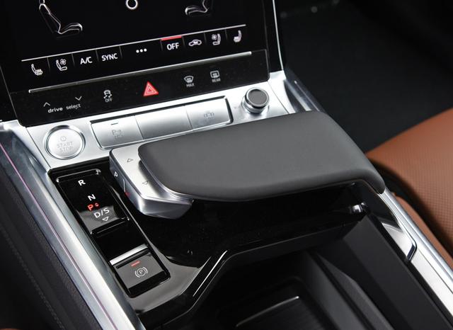 奥迪首款纯电SUV发布，能否继特斯拉后，成为划时代的第二标杆？