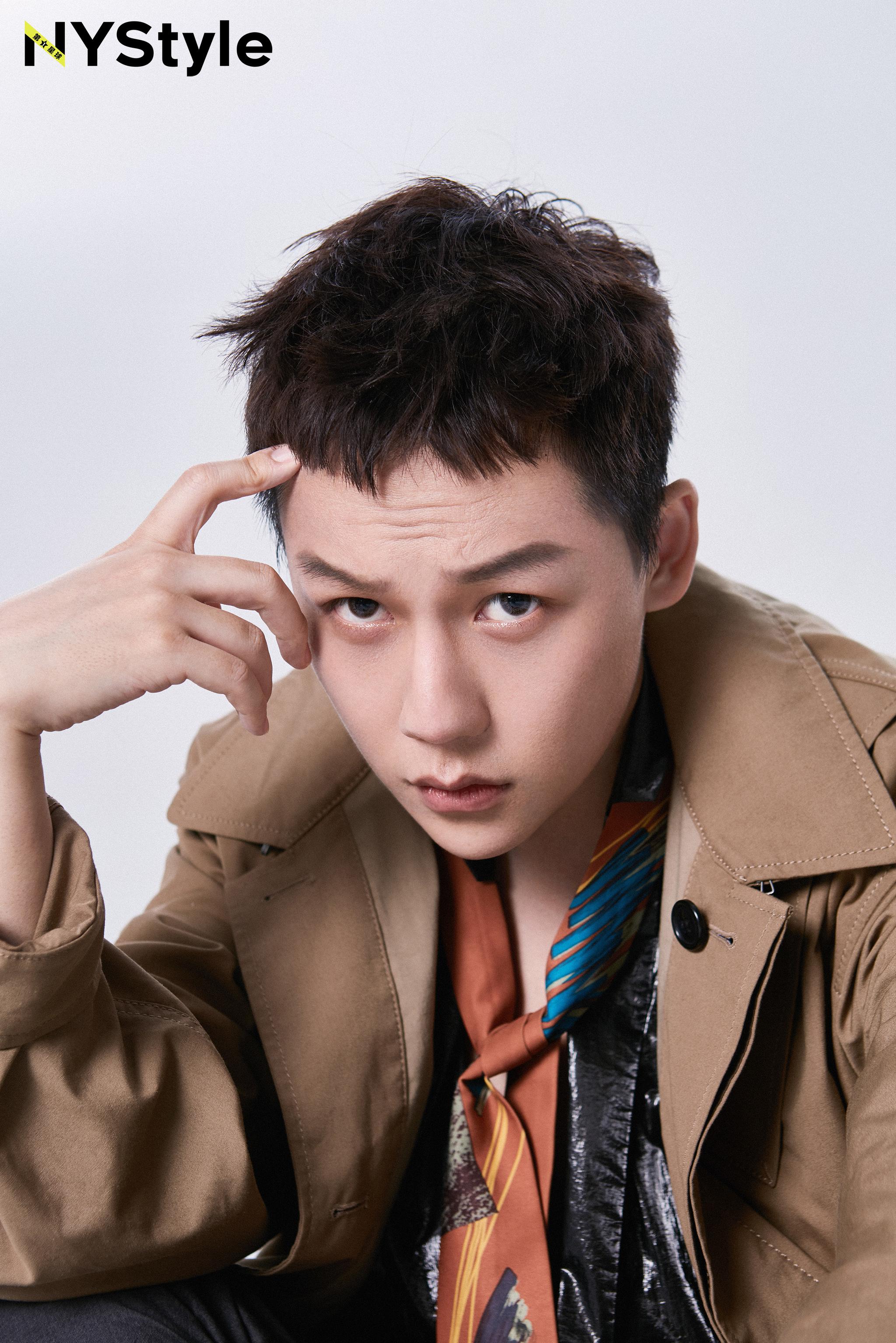 刘维再曝写真大片 落叶色领带引领深秋时尚