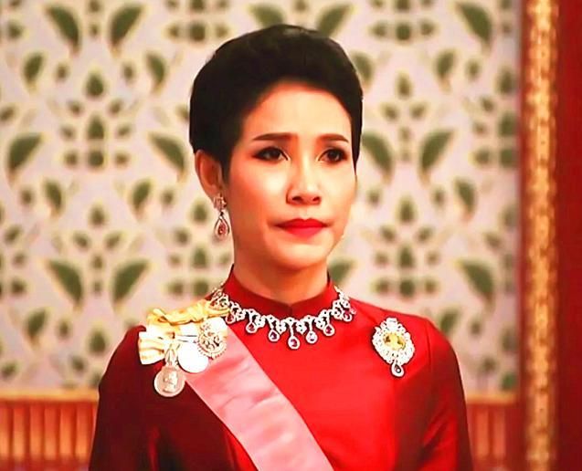 泰国被废贵妃诗妮娜年轻护士制服照曝光