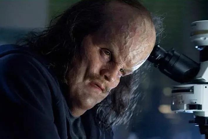 让他的叛变像阴影一样笼罩着整部剧,或者是红灯的领主阿托希塔斯,他