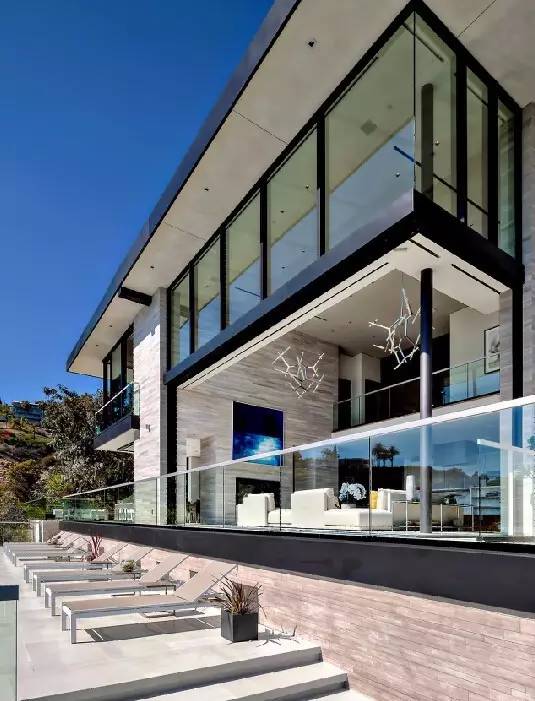 山顶别墅，让你住在“天际线”，富人的生活越来这么美好，羡慕