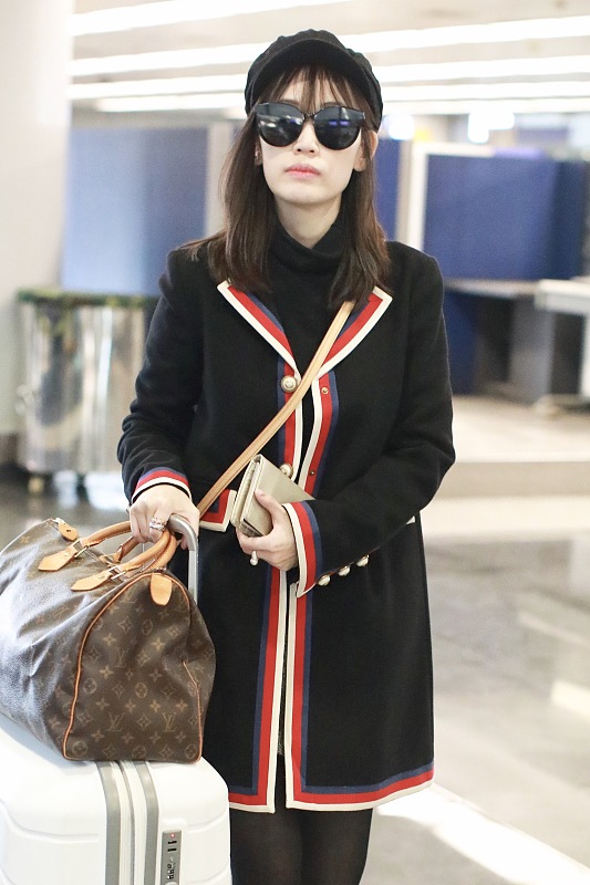 马蓉高调现身机场斜跨lv包包炫富面对镜头礼貌微笑自信满满