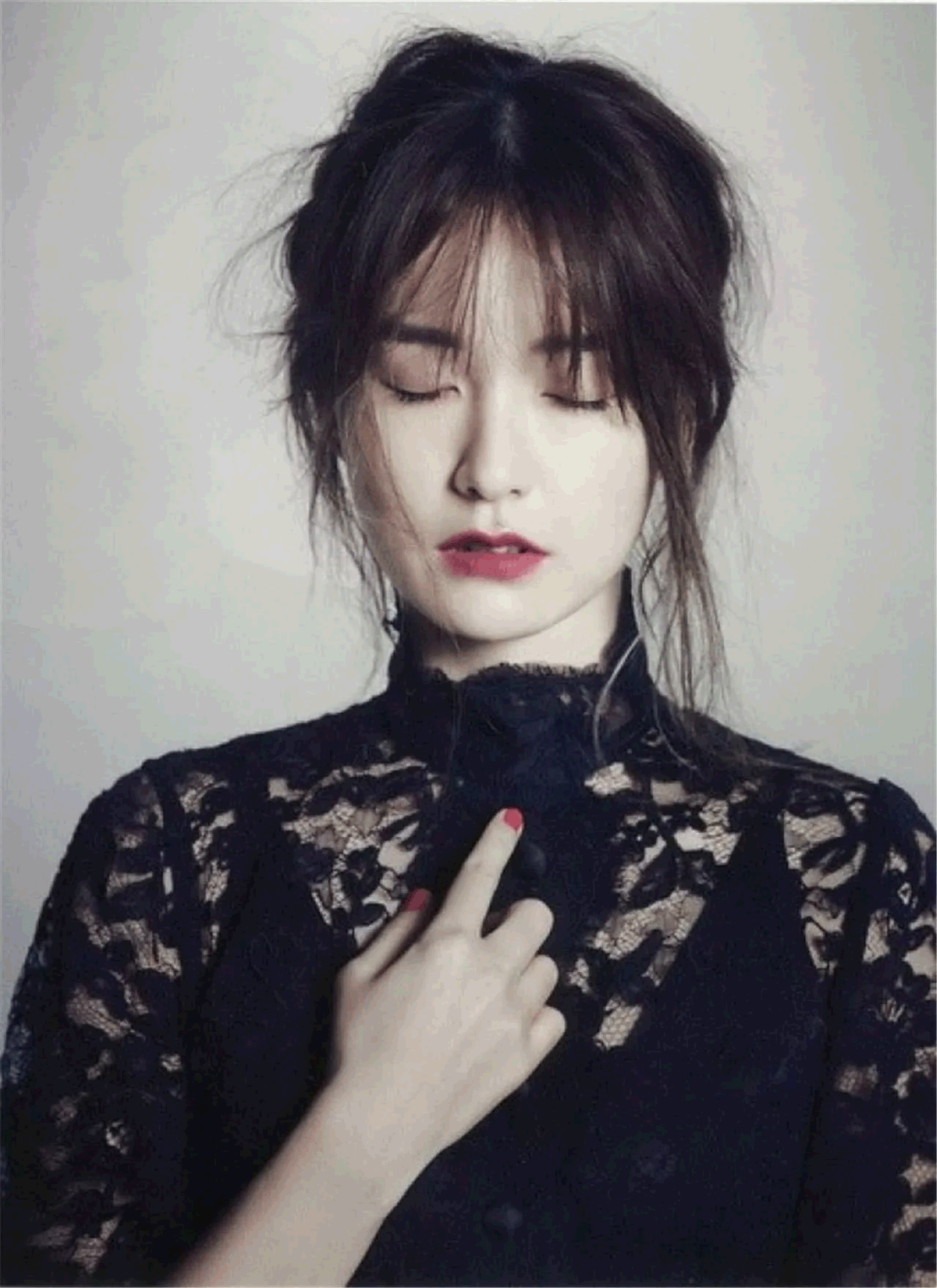 还记得《釜山行》中的孕妇吗?穿上蕾丝裙后,美到心脏咚咚跳!