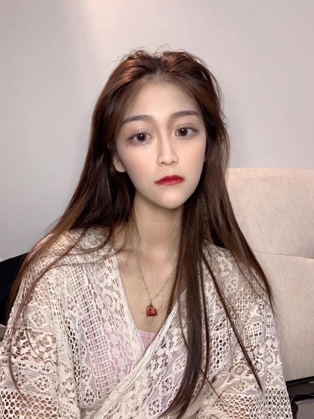 之后肯定会明白为什么虎牙要引进这位美女主播,因为她不仅有着高颜值