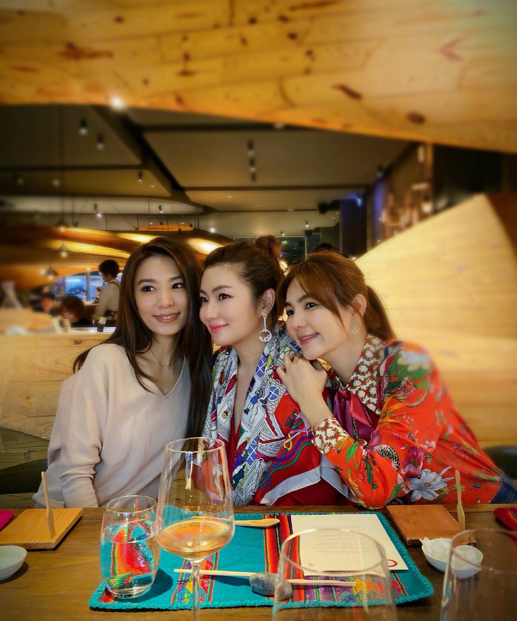 在30号晚上,田馥甄与陈嘉桦打扮得非常漂亮,两人现身为任家萱庆生,she