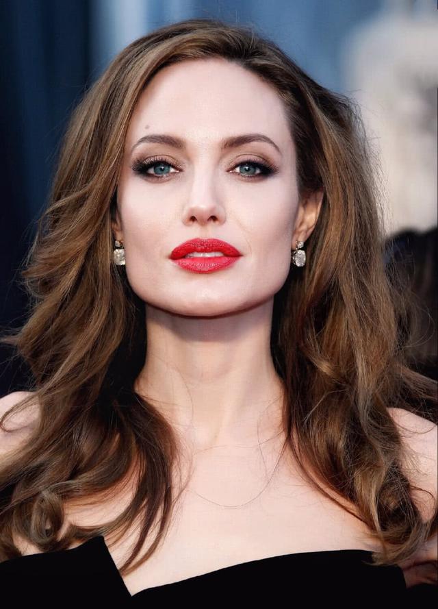 安吉丽娜朱莉用魅力演绎《沉睡魔咒》,用美收服观众