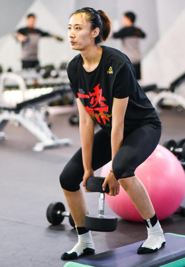 朱婷穿袜子训练,和李盈莹神同步!中国女排2助教驰援保障天津队