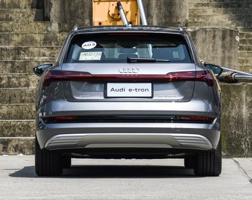 奥迪首款纯电SUV发布，能否继特斯拉后，成为划时代的第二标杆？