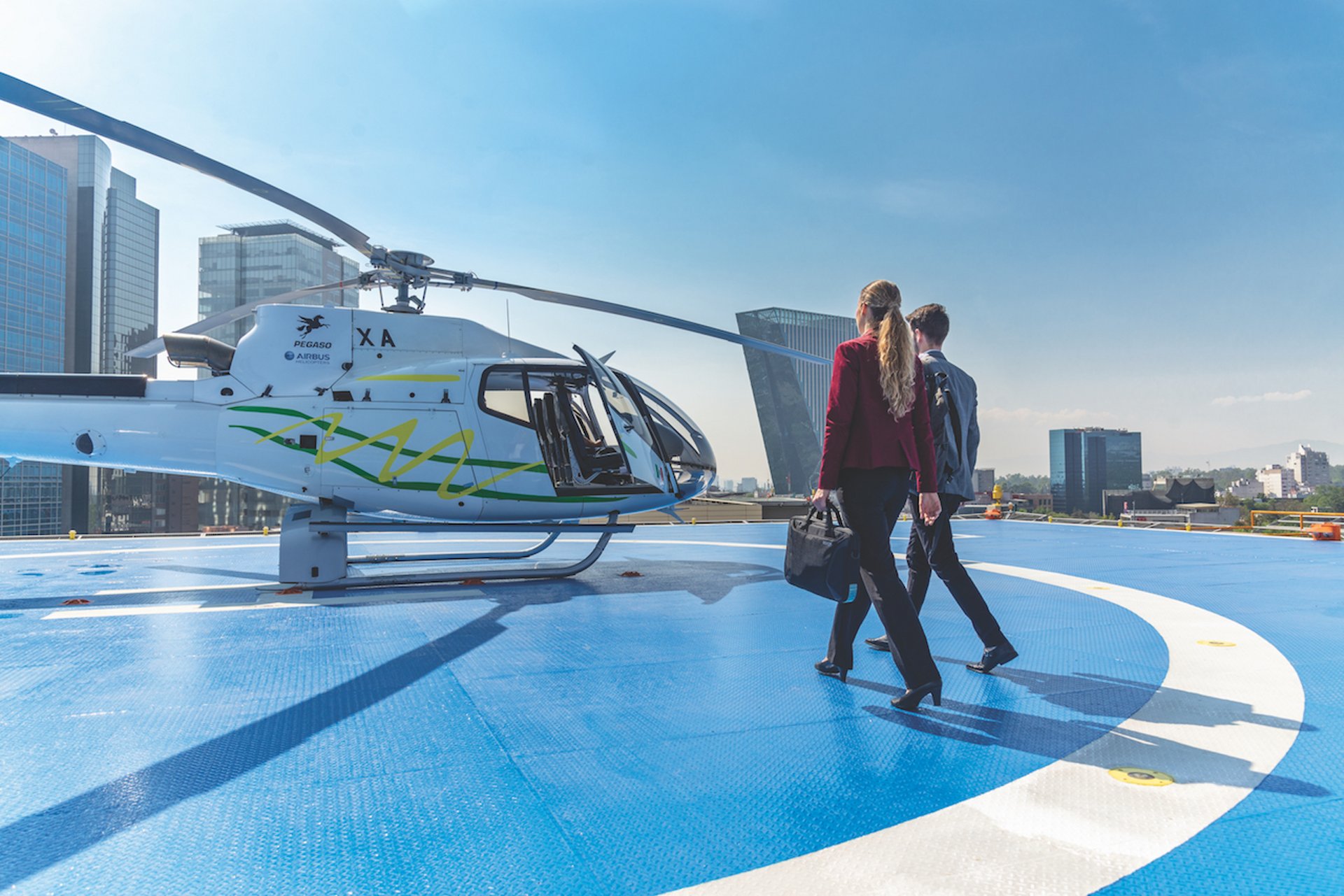 比如一些当地公司会买自己的直升机,然后接送企业高管或员工