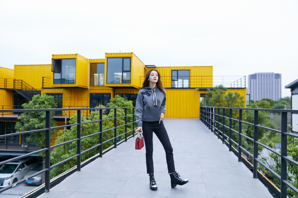 卫衣 紧身裤,帅气显腿长迪丽热巴身穿着灰色的连帽卫衣,为我们演绎了