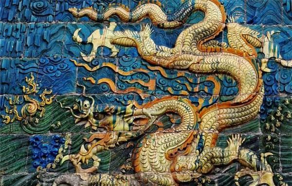 是一个什么样的景点,一座又色彩斑斓的五色琉璃打造的九条龙的画壁