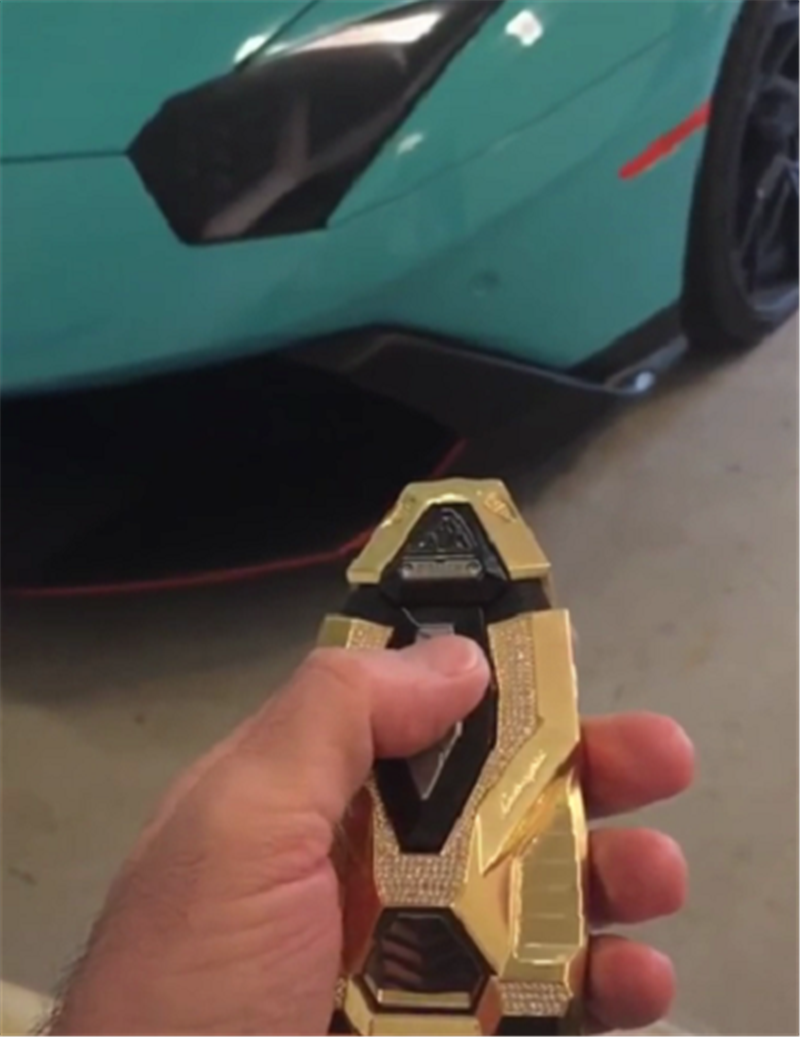 定制版兰博基尼车钥匙价值6位数镀上18k黄金还镶嵌水晶