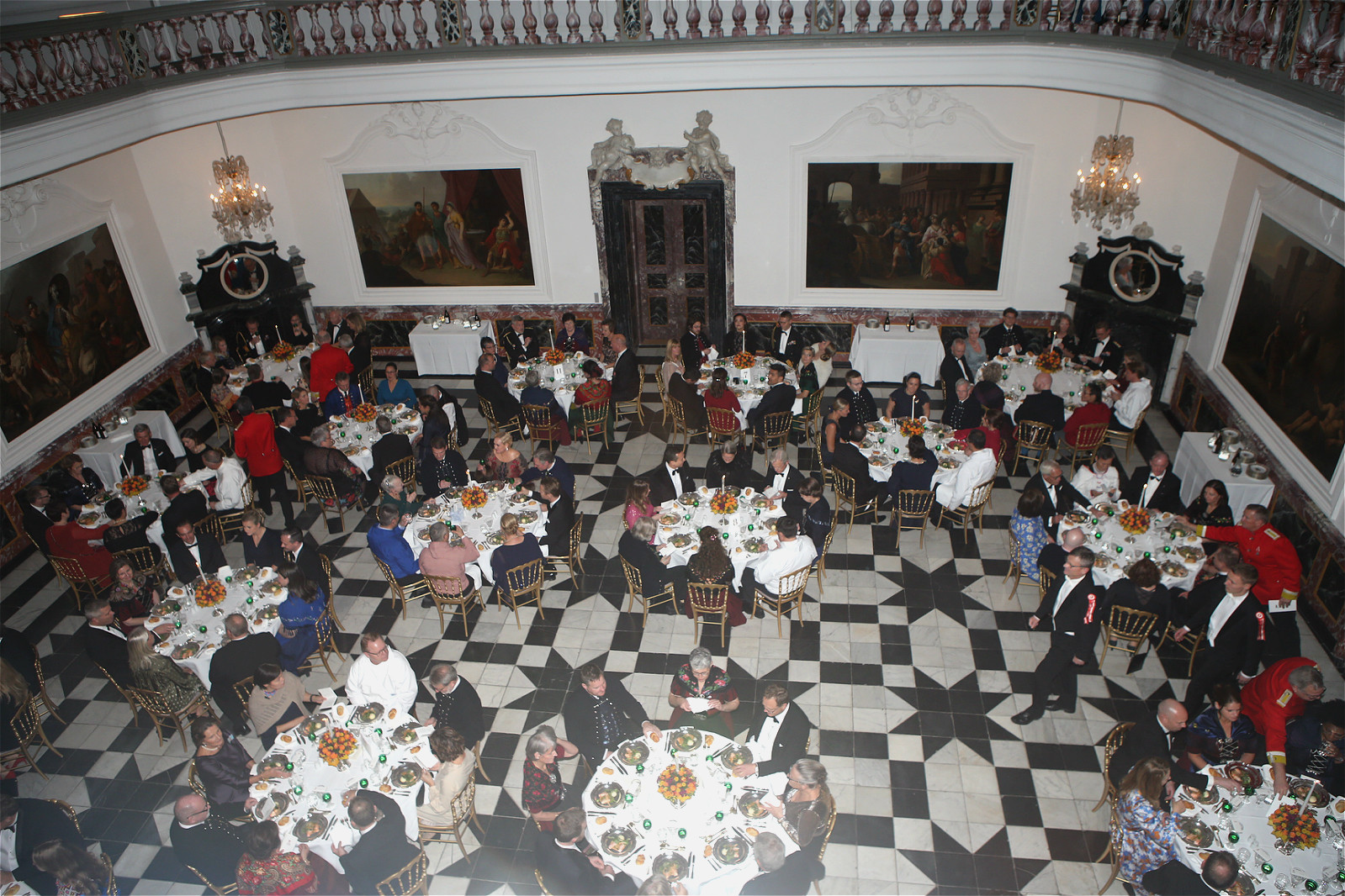 丹麦女王在弗雷登斯堡城堡举行和平市民音乐会和晚宴