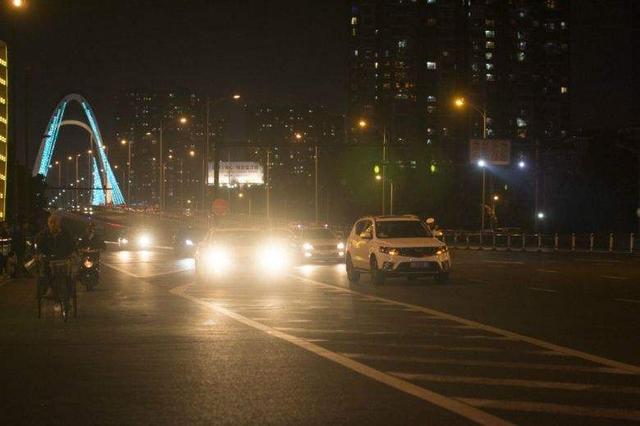 流氓行为！令人厌恶的4种驾驶行为，不违法但是很想揍人