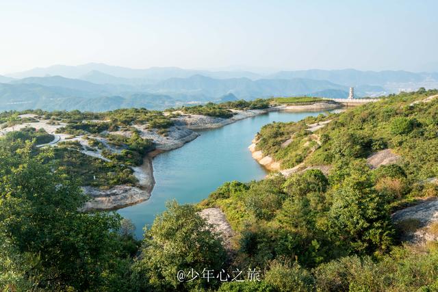 50米高孤立岩峰拔地而起,远观似剑,在阳光的润泽下,锋芒毕露,威震四方