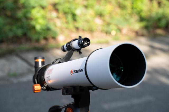 也可以通过装配手机支架,就可以将手机和望远镜相结合,将画面记录下来