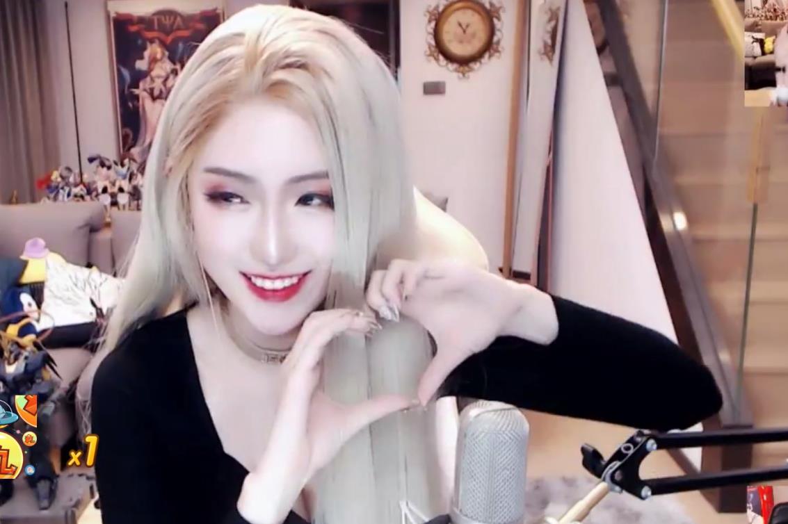 腐团儿浓妆紧身衣,新cos引粉丝狂截图,房管看后劝她