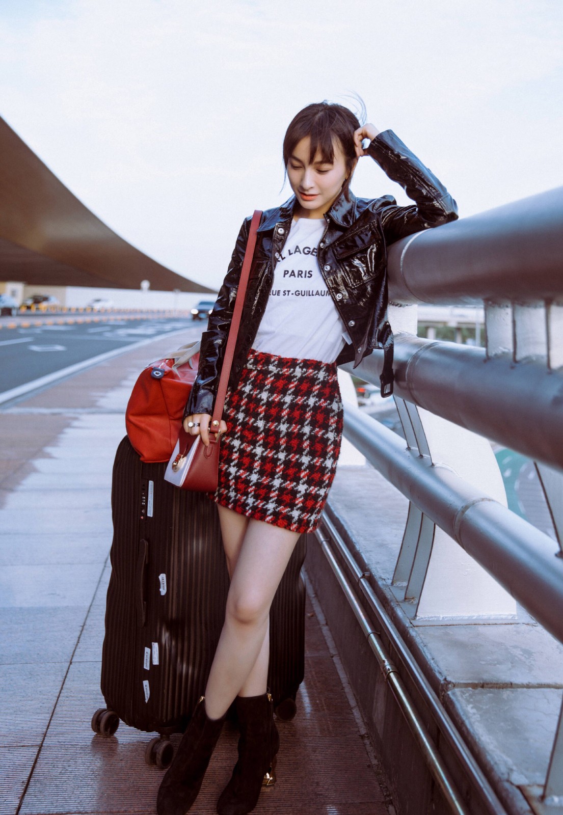 吴昕衣品再升级,彩色菱格纹开衫配紧身裤,36岁了仍似少女