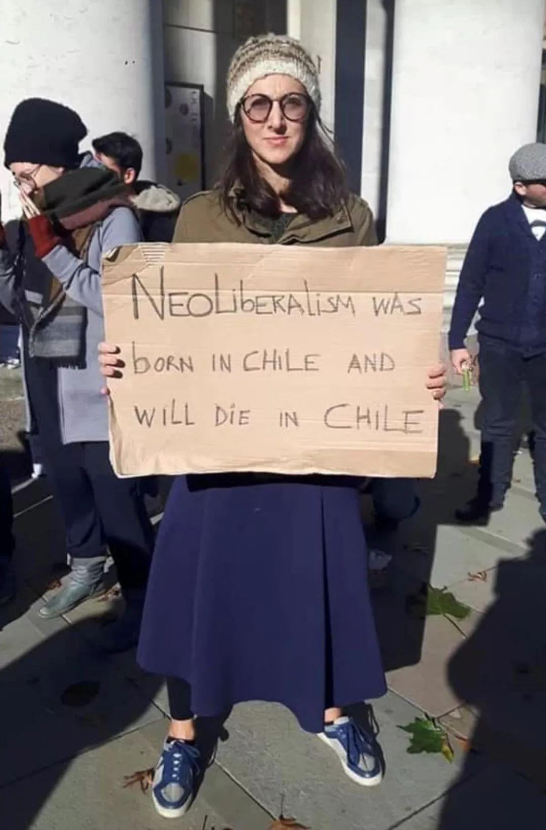 手持“新自由主义在智利诞生，将在智利死亡”标语的智利示威者