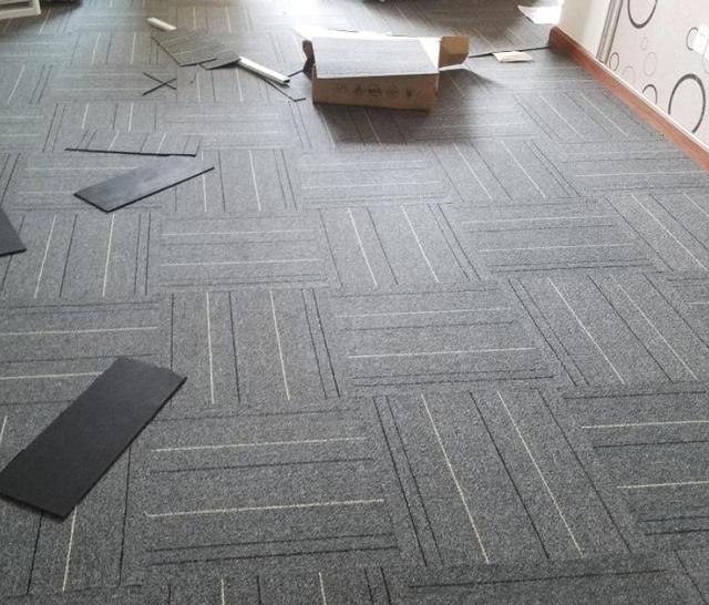 家中铺地毯也需要注意4个问题,方法正确,才能发挥更大作用