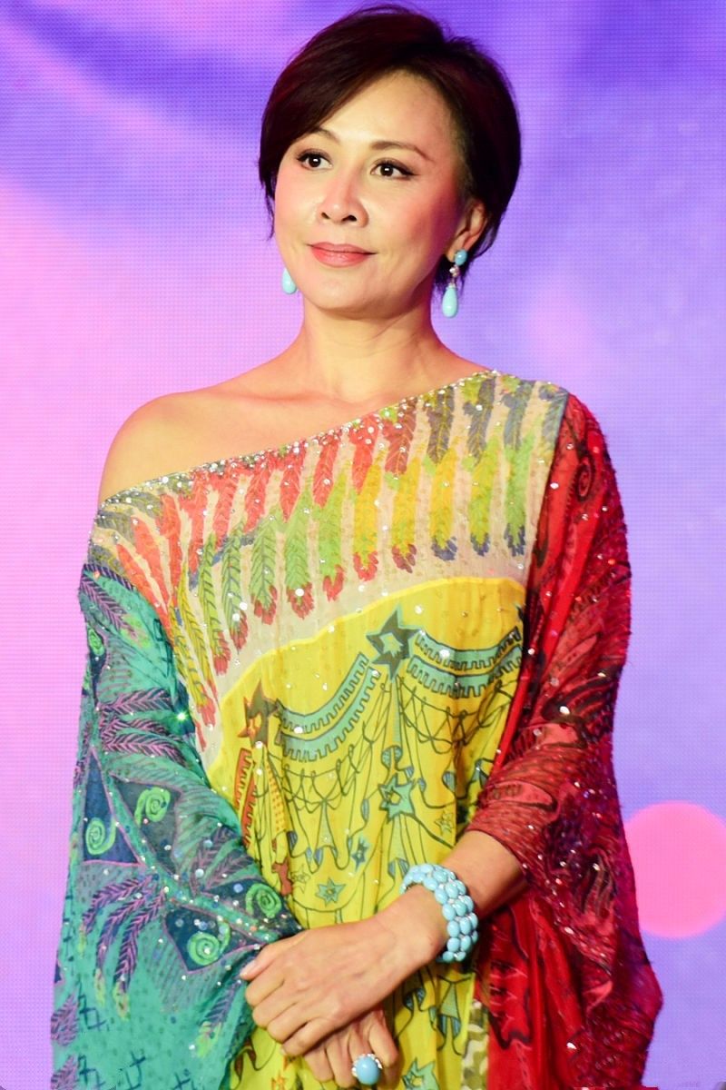 刘嘉玲也是营销出来的气质女神,剪了大妈短发,立马就变土气了!