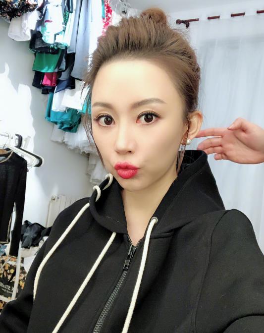 最美台球裁判吕帅希近照,因服装性感引争议,淡出体坛后更美丽了