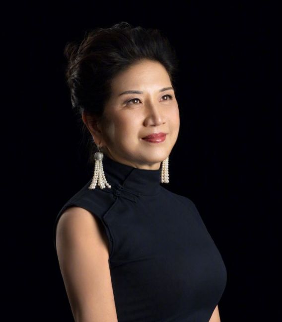 潘楚颖的父亲潘迪生,籍贯广东潮州,香港商人,旗下业务包括钟表,百货